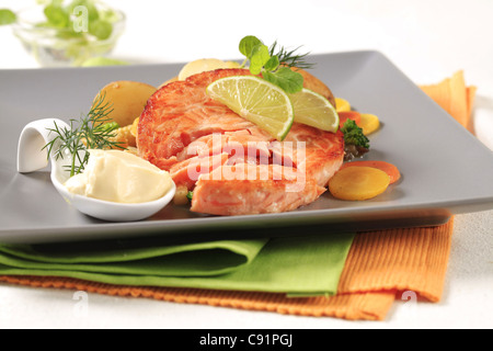 Pfanne gebraten Lachs mit Kartoffeln und buntem Gemüse Stockfoto