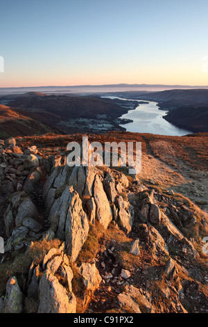 Der Gipfel des Sheffield Hecht mit Ullswater und der Ferne Pennines im frühen Morgen leichte Seenplatte Cumbria UK Stockfoto