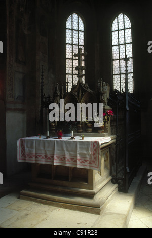 Grab von St. Ludmila von Böhmen in der Basilika des Heiligen Georg auf der Prager Burg in Prag, Tschechien. Stockfoto