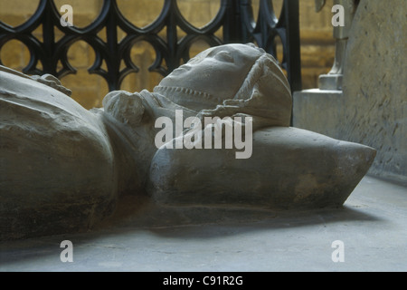 Grabstein von St Ludmila von Böhmen in der Basilika des Heiligen Georg auf der Prager Burg in Prag, Tschechien. Stockfoto