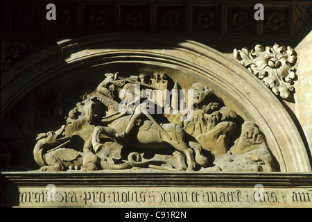 Tympanon des St George aus dem Südportal der Basilika von St. George auf der Prager Burg in Prag, Tschechien. Stockfoto
