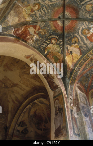 Gotische Fresken in St Ludmila Kapelle der Basilika von St. George auf der Prager Burg in Prag, Tschechien. Stockfoto