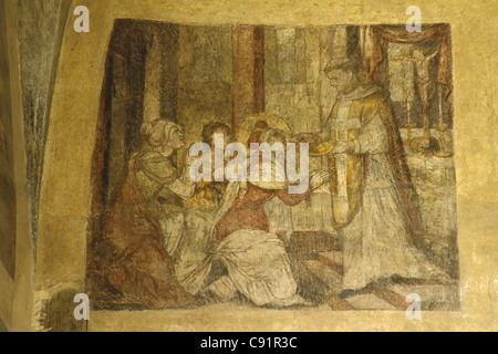 St. Ludmila von Böhmen in einer Kirche. Gotische Fresken aus der Basilika St. George auf der Prager Burg in Prag, Tschechische Republik. Stockfoto