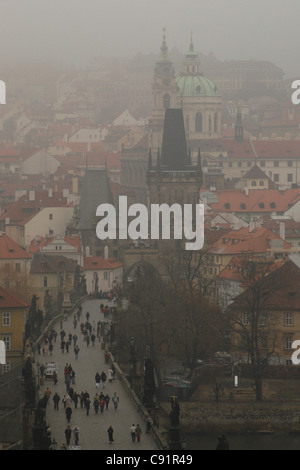 Morgennebel über die Karlsbrücke in Prag, Tschechien. Stockfoto