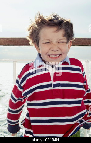 Nahaufnahme eines jungen Grimassieren Stockfoto