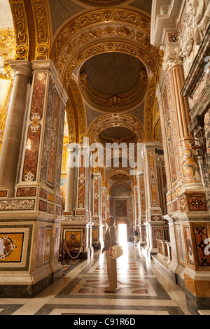 Touristischen anzeigen den reich verzierten Innenraum der Basilika Kathedrale in Montecassino Abtei. Stockfoto