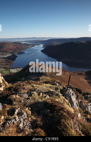 Der Blick über Ullswater, der Ferne Pennines vom Gipfel des Sheffield Hecht im Herbst Seenplatte Cumbria UK Stockfoto