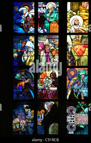 Detail der Buntglasfenster von Alfons Mucha in St Vitus Cathedral in der Prager Burg in Prag, Tschechien. Stockfoto