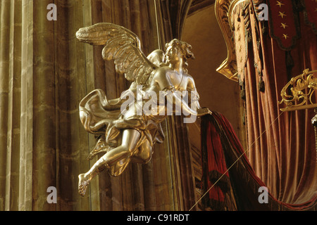 Detail der silbernen Grabstätte des Hl. Johannes von Nepomuk in St Vitus Cathedral in der Prager Burg in Prag, Tschechien. Stockfoto