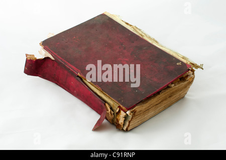 Fragmentierte alte abgenutzte Buch mit rotem Einband. Weiß isoliert Stockfoto