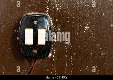 Alte elektrische Schalter mit zwei Knöpfen. Stockfoto