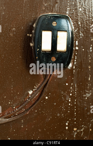 Alte elektrische Schalter mit zwei Knöpfen. Stockfoto