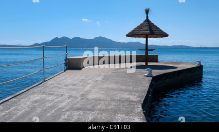 Kleinen Pier zum Meer mit Sitz und Sonnenschirm, Formentor, Mittelmeer, Mallorca, Spanien Stockfoto