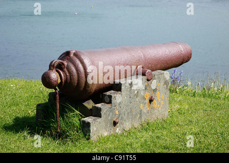 Eine alte Pistole Bewachung am Hafen von Stromness, die zweitgrößte Stadt auf Orkney, Schottland. Stockfoto