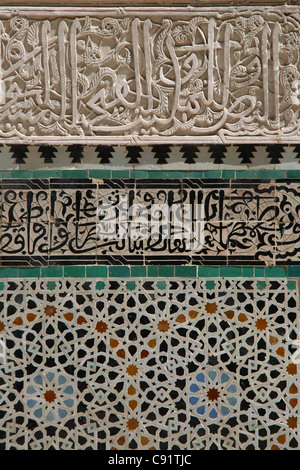 Zellige eigelegten in der Bou Inania Madrasa in Fes, Marokko. Stockfoto