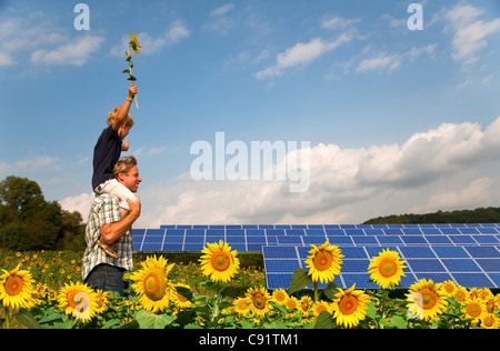 Vater und Sohn im Bereich von Sonnenkollektoren Stockfoto