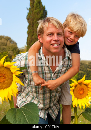 Vater und Sohn in Blumenfeld Stockfoto