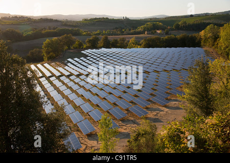 Luftaufnahme des Feldes von Sonnenkollektoren Stockfoto