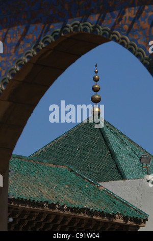 Globen an der Spitze des Daches des Mausoleum von Moulay Ismail in Meknès, Marokko. Stockfoto