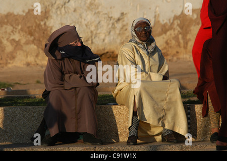 Alten marokkanischen Frauen am El-Hedime-Platz vor dem Bab Mansour-Tor in Meknès, Marokko. Stockfoto