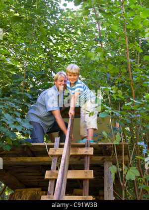 Vater und Sohn bauen Baumhaus Stockfoto