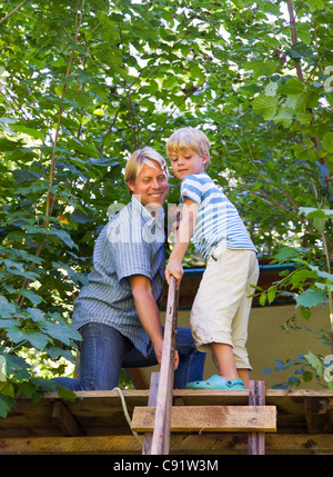 Vater und Sohn bauen Baumhaus Stockfoto