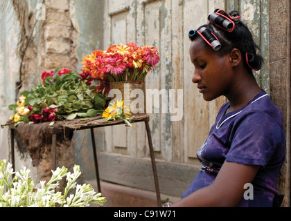 Junge Frau Verkauf von Blumen in Centro Habana, Havana Stockfoto