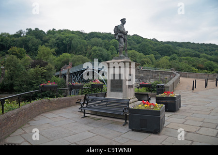 Kriegerdenkmal mit der historischen Eisenbrücke hinter, baute die ersten seiner Art im Jahre 1779 in Ironbridge Gorge, Shropshire, UK. Stockfoto