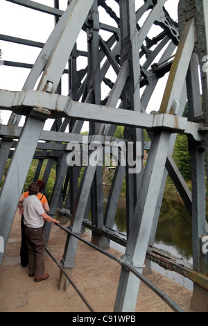 Einige der unterstützenden Schmiedearbeiten an der historischen Eisenbrücke in Ironbridge Gorge, Shropshire, UK. Stockfoto