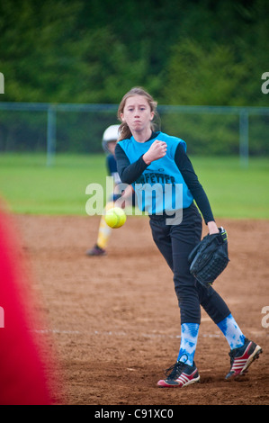 Junges Mädchen, 11, 12, pitching 13 Jahre alt Stockfoto