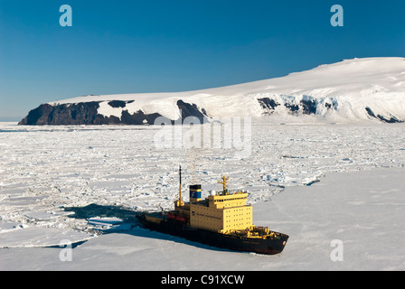 Luftaufnahme der Kapitan Khlebnikov geparkt im Packeis vor Cape Hallett, Ross-Meer, Antarktis. Stockfoto