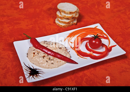 Einer zu verbreiten, serviert mit Gemüse und Baguette Stockfoto