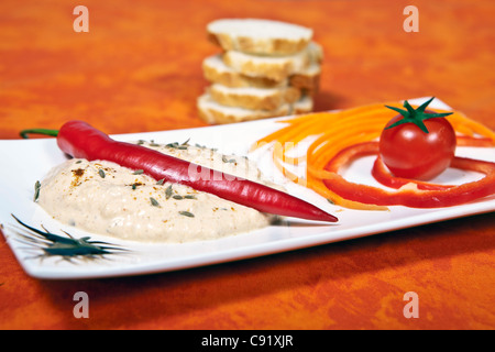 Einer zu verbreiten, serviert mit Gemüse und Baguette Stockfoto