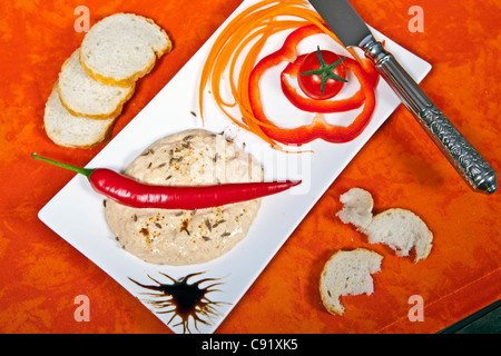 Einer zu verbreiten, serviert mit Gemüse und Baguette Stockfoto