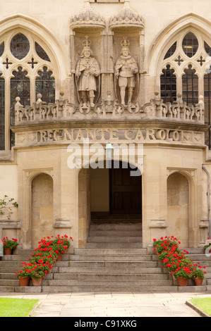 Portikus im ersten Quad Oriel College in Oxford ist ein schönes architektonisches Beispiel während 17. im handwerklichen manieristischen Stil gebaut Stockfoto