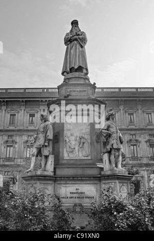Denkmal von Leonardo da Vinci auf der Piazza della Scala in Mailand, Lombardei, Italien Stockfoto