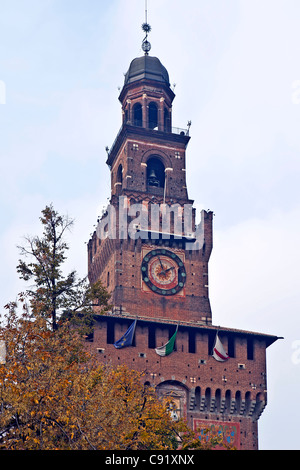 Glockenturm des Castello Sforzesco in Mailand, Lombardei, Italien Stockfoto