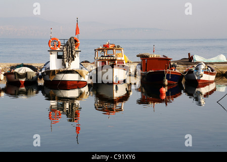 Angelboote/Fischerboote im Hafen, im Wasser gespiegelt. Stockfoto