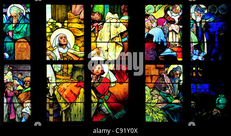 Prag, Tschechische Republik. St.-Veits Kathedrale. Glasmalerei-Fenster - The lebt von Sts Cyril und Methodius (1931; Alphonse Mucha) Stockfoto