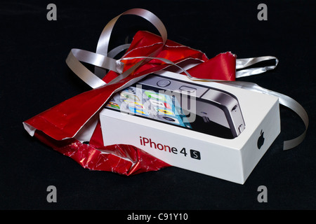 Das iPhone 4 s im Etui, gerade eröffnet von wird als Geschenk verpacken. Stockfoto