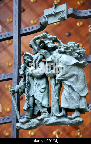 Prag, Tschechische Republik. St.-Veits Kathedrale. Detail der Szenen des Landlebens auf Kathedrale Tore. Altes Ehepaar im winter Stockfoto