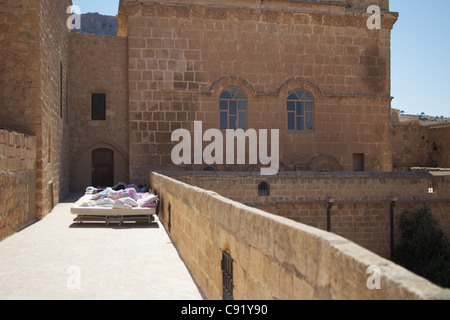 Menschen schlafen über Hof in Safran-Kloster in der Nähe von Mardin, Türkei Stockfoto