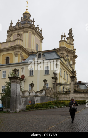 Person zu Fuß vom St George Cathedral, Lviv Ukraine Stockfoto