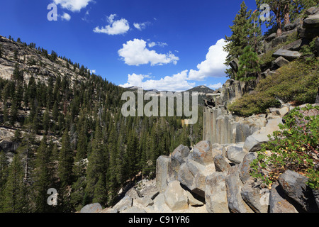 Basaltsäulen am Devils Postpile National Monument in Kalifornien Berge Stockfoto