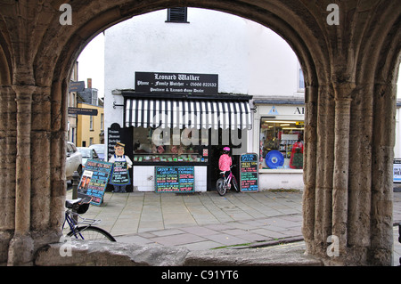 Traditionelle Familie Metzger, Market Cross, Malmesbury, Wiltshire, England, Vereinigtes Königreich Stockfoto