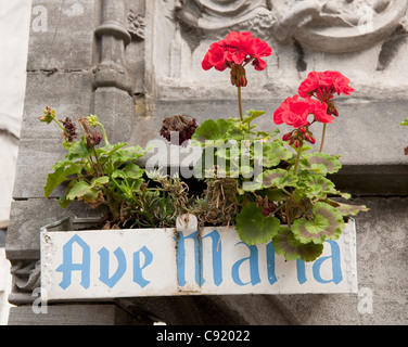 Brügge ist eine überwiegend katholische Stadt mit vielen schönen Kirchen und religiöse Skulptur mit der Jungfrau Maria und der Stockfoto