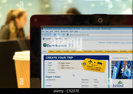 Die Expedia-Website erschossen in einem Coffee-Shop-Umfeld (nur zur redaktionellen Verwendung: print, TV, e-Book und redaktionelle Webseite). Stockfoto