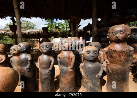 Keramik und Holz Handwerk werden am Straßenrand zwischen Thyolo und Limbe im südlichen Malawi verkauft. Stockfoto