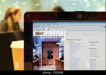 Die Ikea Website erschossen in einem Coffee-Shop-Umfeld (nur zur redaktionellen Verwendung: print, TV, e-Book und redaktionelle Webseite). Stockfoto