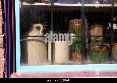 Crock Töpfe und Krüge im Fenster des Antiquitätengeschäft Indiana USA Stockfoto